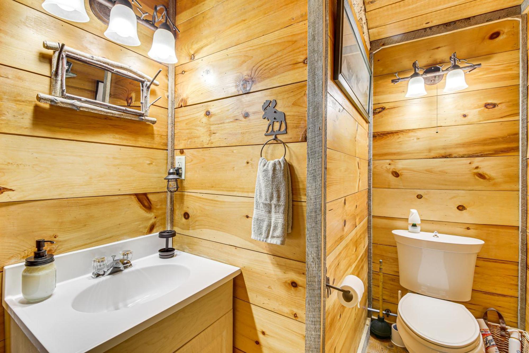 Rustic Searsport Cabin Loft And Sunroom On 10 Acres ภายนอก รูปภาพ